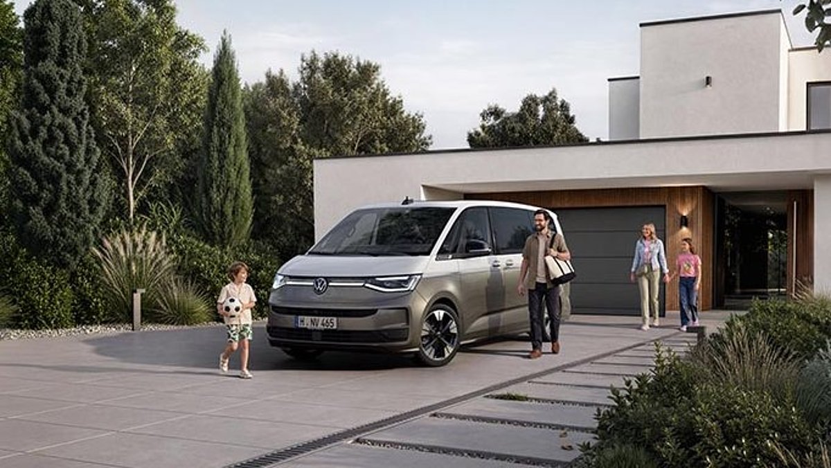 der neu VW NFZ Multivan vor einem Haus der neu VW NFZ Multivan vor einem Haus