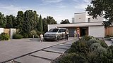 der neu VW NFZ Multivan vor einem Haus der neu VW NFZ Multivan vor einem Haus