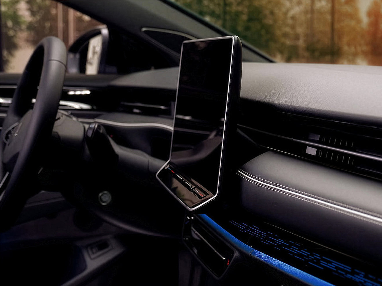 Innenraum eines Elektroautos mit zentralem Display und Klimatisierung