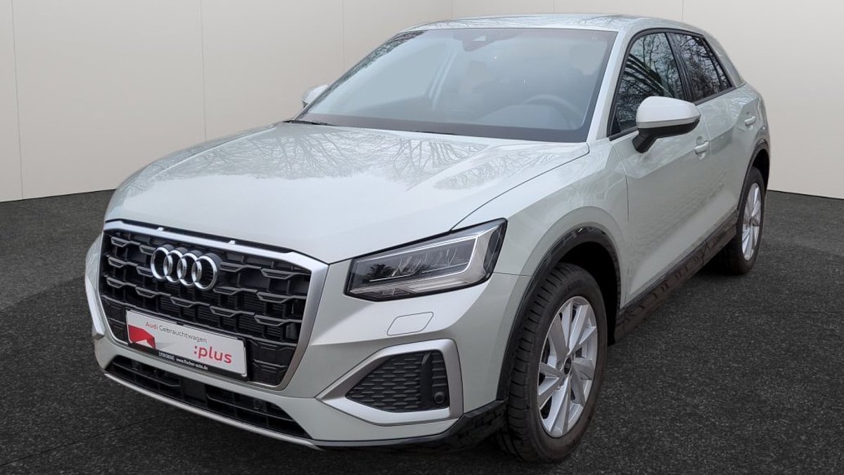 Audi Q2 in Weiß als Gebrauchtwagen in Front-Seitenansicht