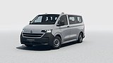Grauer VW Transporter in schräger Frontansicht vor hellem Studiohintergrund.