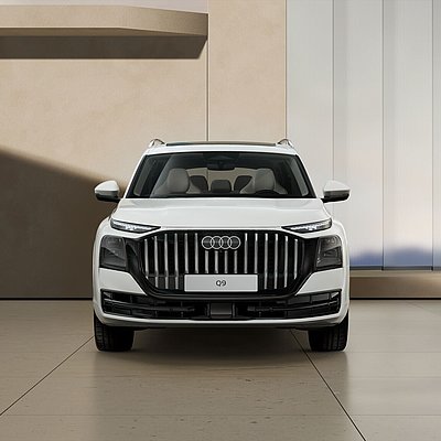 Audi Q9 von vorn vor einer Wand Audi Q9 von vorn vor einer Wand