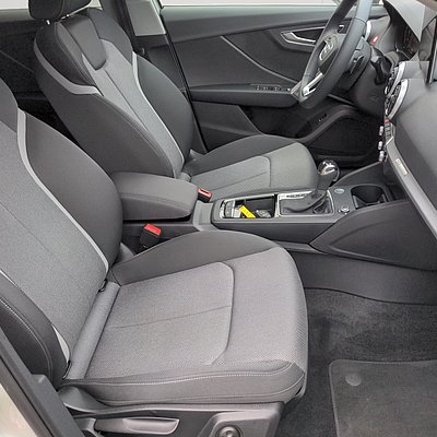 Audi Q2 Innenraum mit Vordersitzen und Mittelkonsole