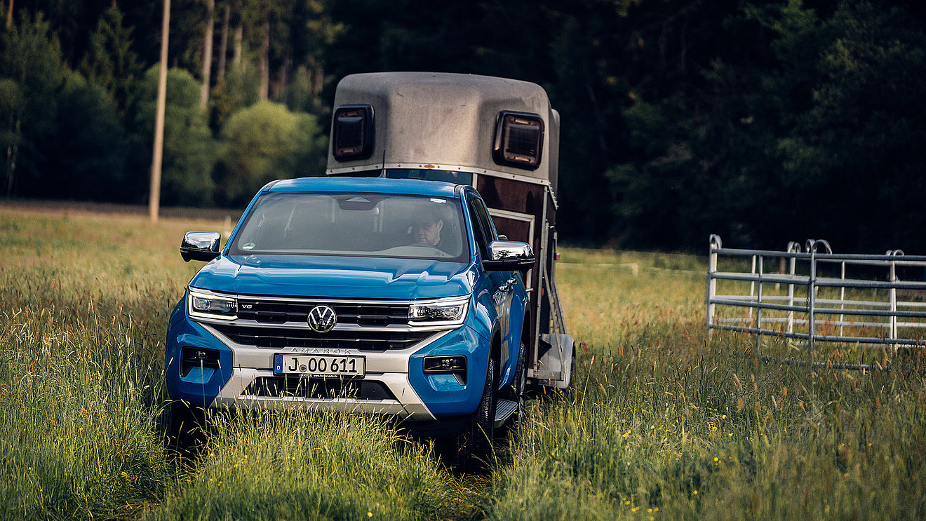 VW Amarok vorn + Pferdehänger