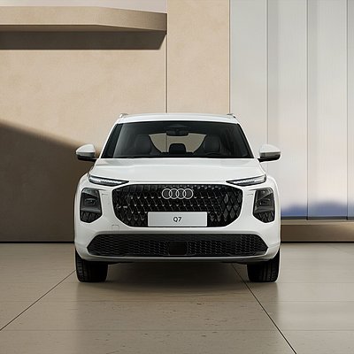 Audi Q7 von vor vor einer Wand Audi Q7 von vor vor einer Wand
