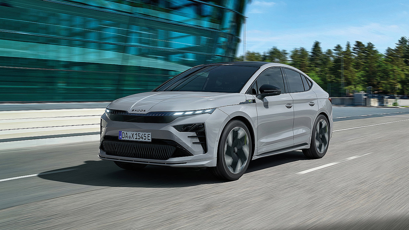 Weißer Škoda Enyaq Coupé als geräumiges Elektro-SUV für Familien während der Fahrt
