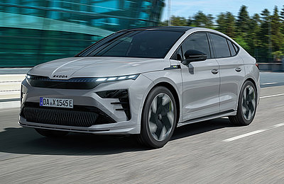 Weißer Škoda Enyaq Coupé als geräumiges Elektro-SUV für Familien während der Fahrt