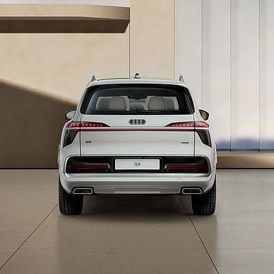 Audi Q9 von hinten vor einer Wand Audi Q9 von hinten vor einer Wand