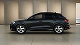 Audi Q3 in Schwarz in der Seitenansicht