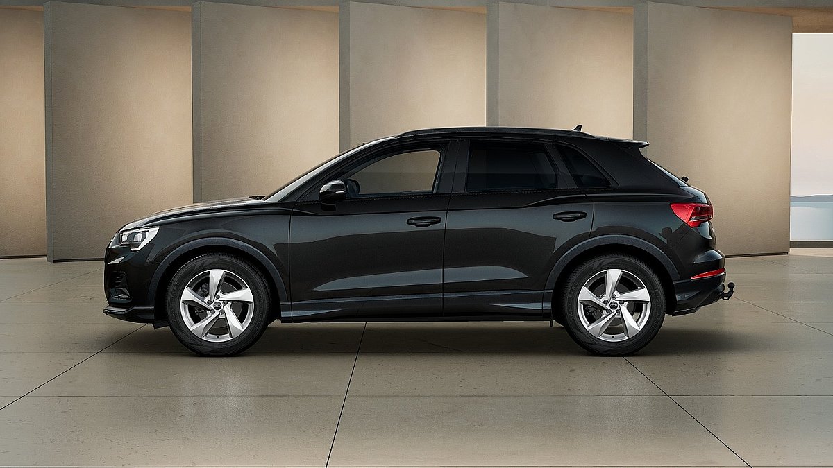 Audi Q3 in Schwarz in der Seitenansicht