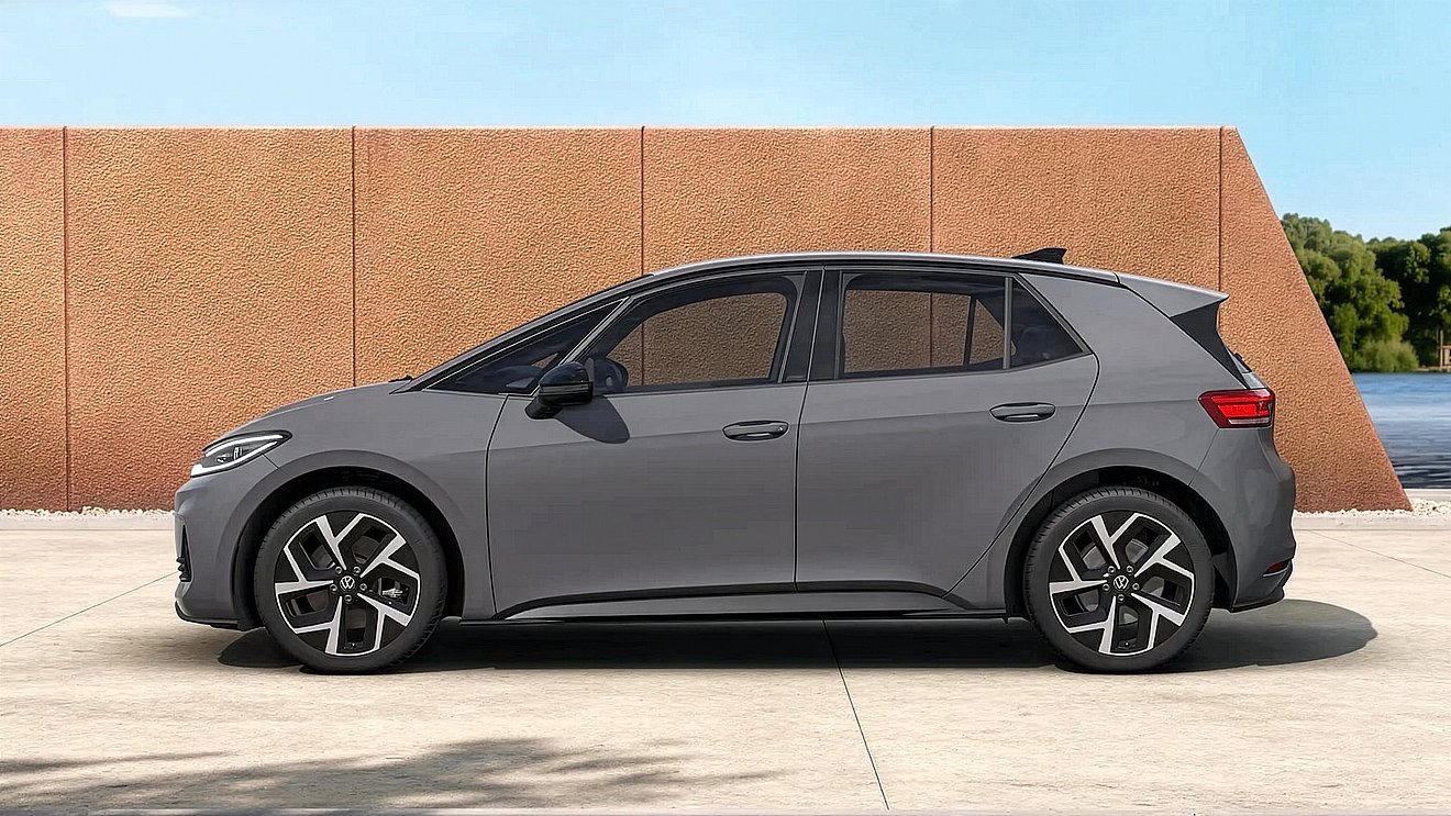 Grauer VW ID.3 Neo als vollelektrischer Kompaktwagen in Seitenansicht vor moderner Architektur – praktisches Elektroauto für Stadtverkehr und Alltag bei Autohaus Fischer in Thüringen.