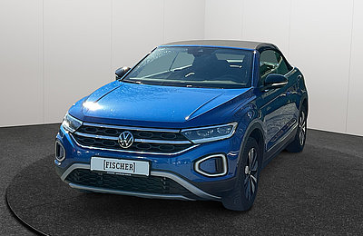 Volkswagen T-Roc Cabrio in Blau, Frontansicht links schräg auf Studio-Drehplattform