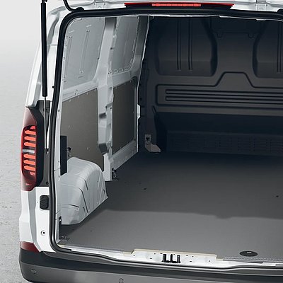 Volkswagen Transporter Laderaum mit Holzboden und geöffneter Heckklappe