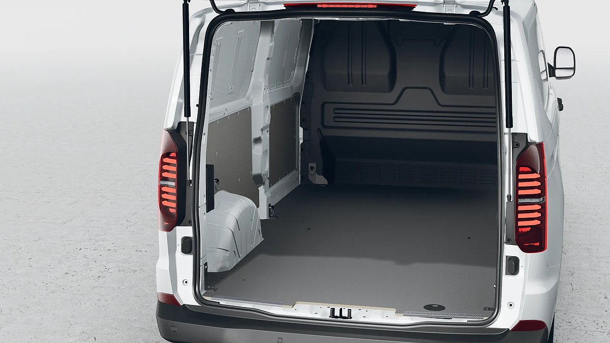 Volkswagen Transporter Laderaum mit Holzboden und geöffneter Heckklappe