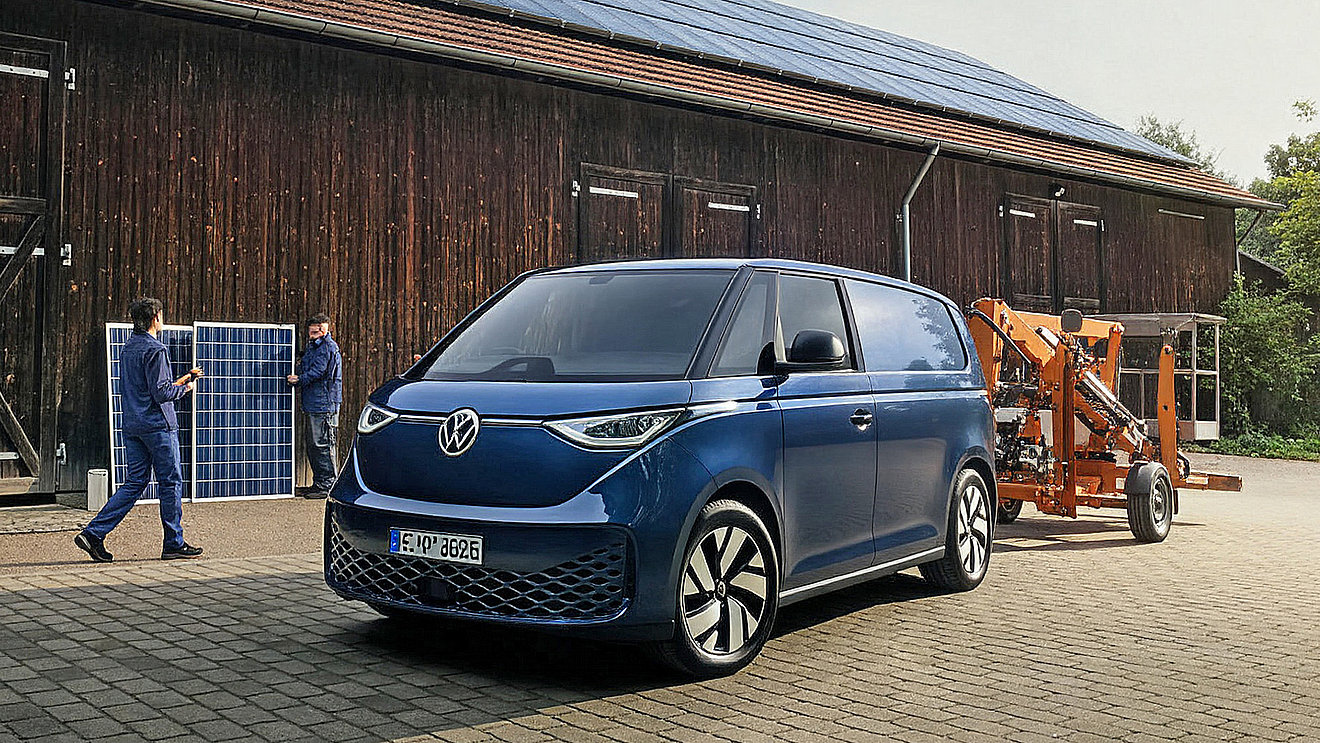 Volkswagen ID. Buzz Cargo auf einem Hof mit Solaranlage