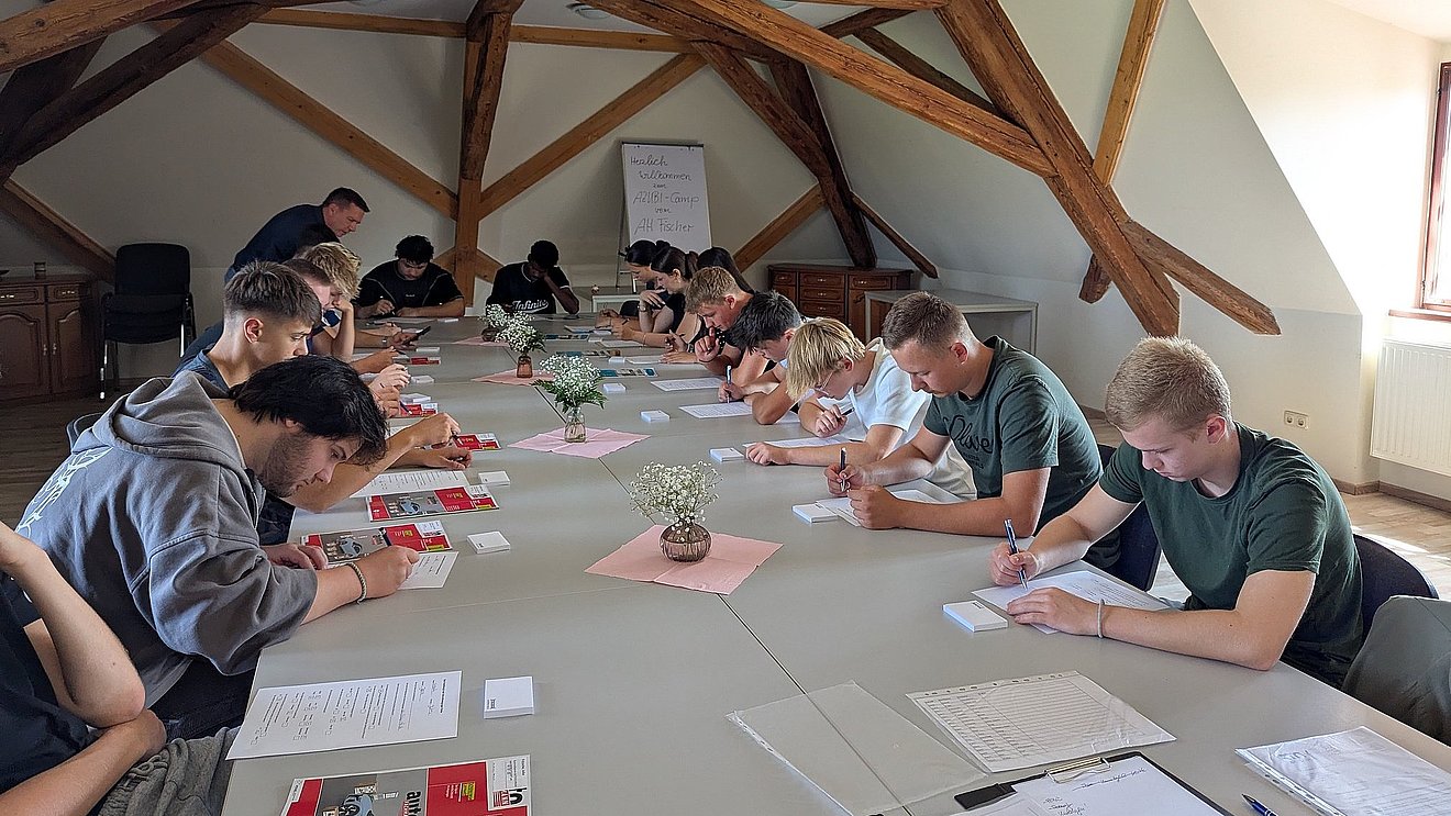 Neue Auszubildende im ersten Lehrjahr des Autohauses Fischer während der Einführungsveranstaltung in einem Seminarraum im Rittergut Nickelsdorf.