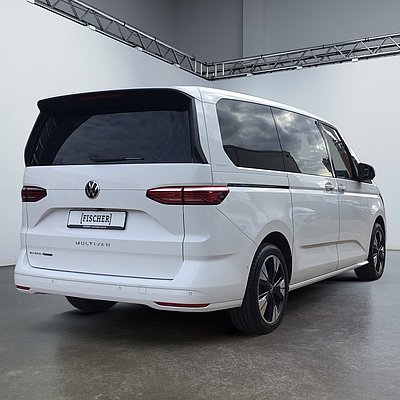 Multivan Hybrid Energy weiß schräg von hinten