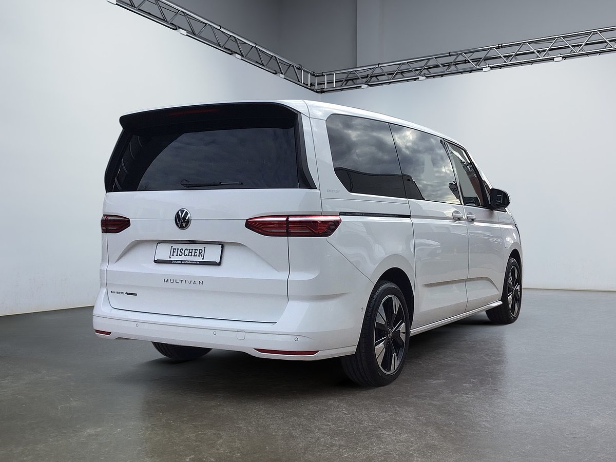 Multivan Hybrid Energy weiß schräg von hinten