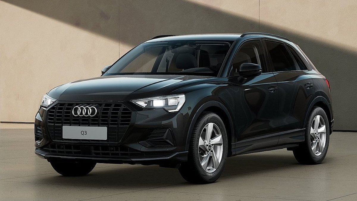 Schwarzer Audi Q3 SUV in Frontansicht vor moderner Architektur