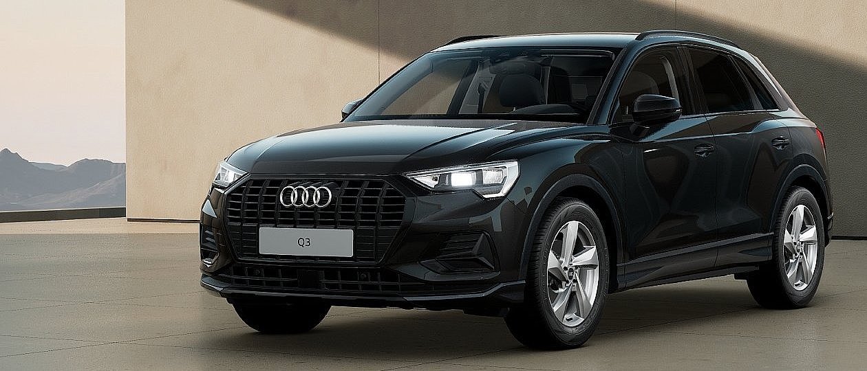Schwarzer Audi Q3 SUV in Frontansicht vor moderner Architektur