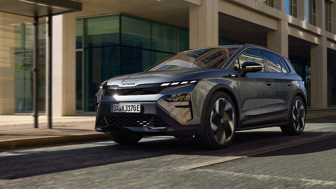 Grauer Škoda Elroq als kompaktes Elektro-SUV für Stadtfahrten und Kurzstrecken