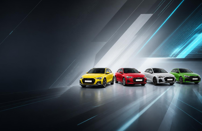 Vier Audi A3 Modelle in verschiedenen Farben in einer Reihe nebeneinander vor schwarzem Hintergrund