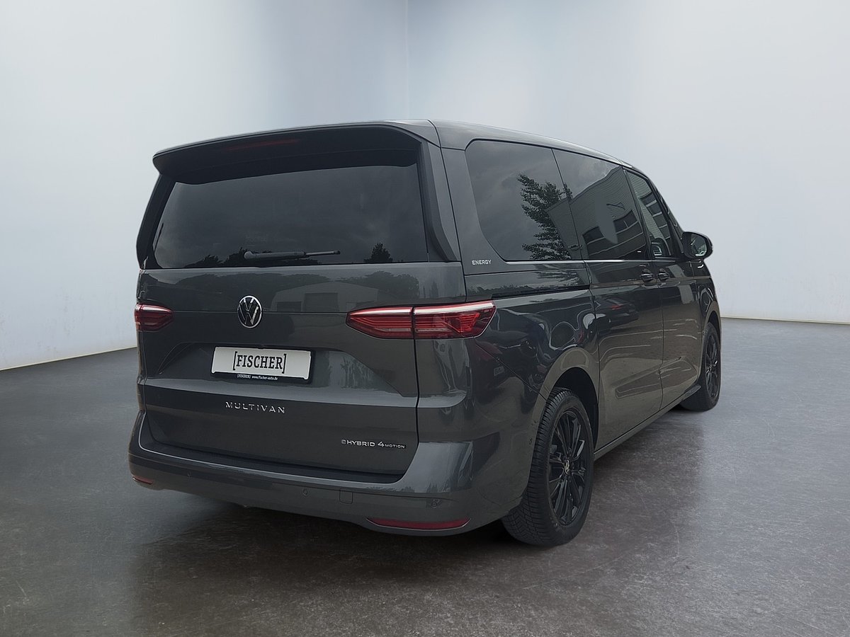 Multivan Hybrid Energy grau schräg von hinten 