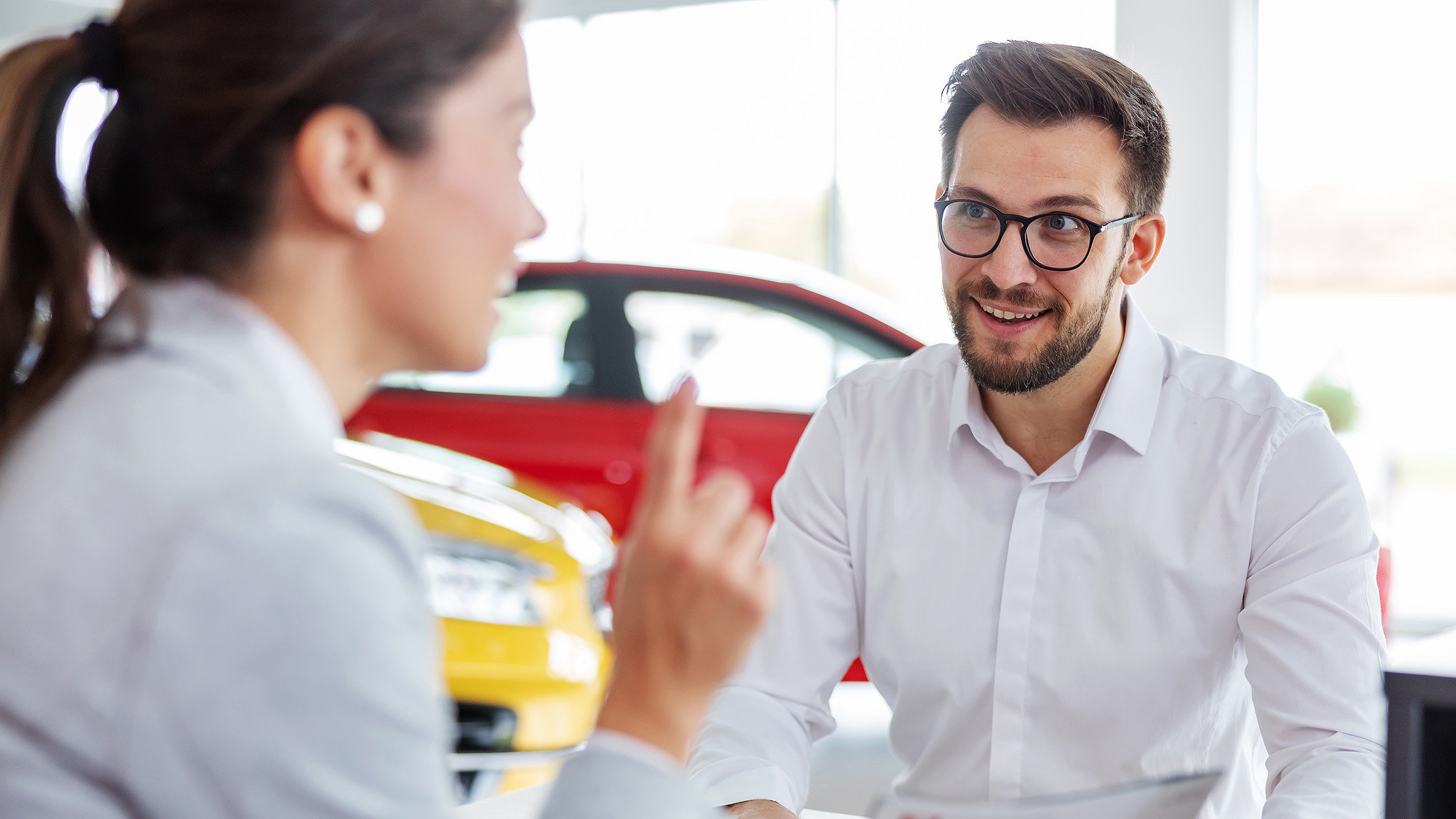 Serviceberater im Kundengespräch im Autohaus Fischer Bad Lobenstein.