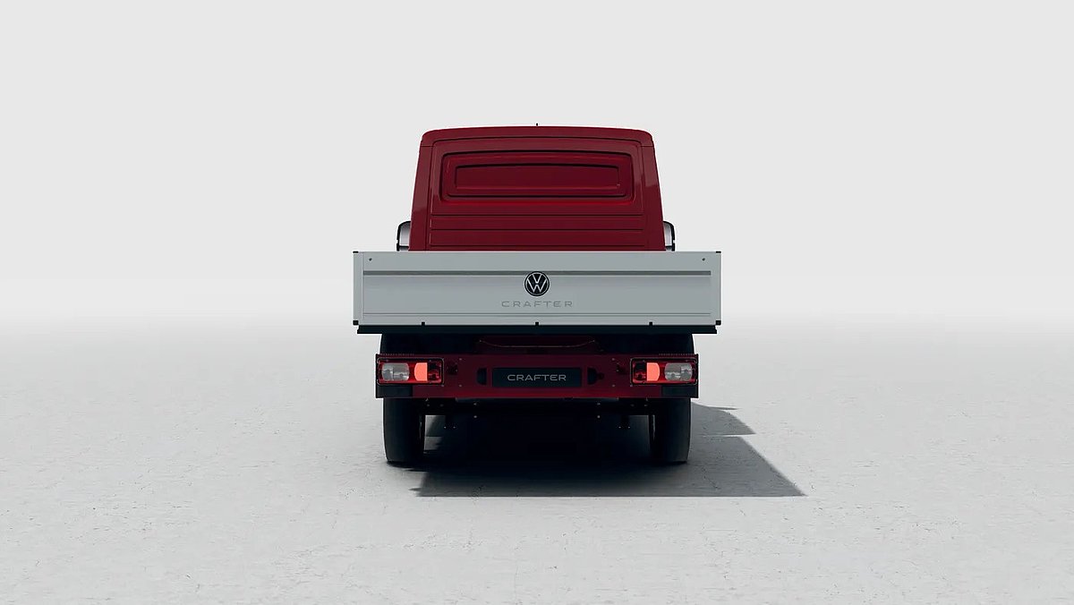 Roter Volkswagen Crafter Pritsche in der Heckansicht