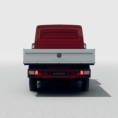 Roter Volkswagen Crafter Pritsche in der Heckansicht