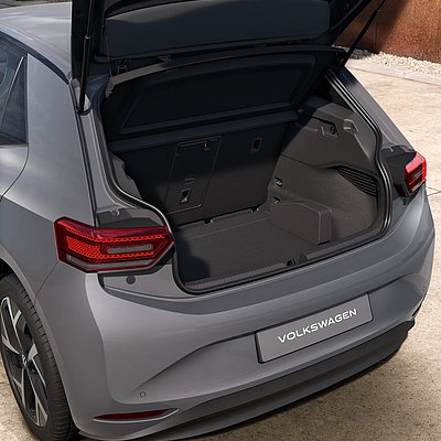Geöffneter Kofferraum des VW ID.3 Neo Style mit Stauraum im Heck