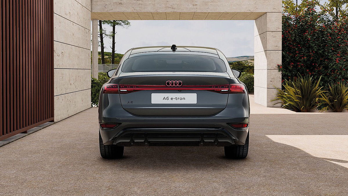 Heckansicht des Audi A6 e-tron mit durchgehendem LED-Leuchtenband