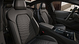 Vordersitze und Mittelkonsole im Innenraum des Audi A6 e-tron