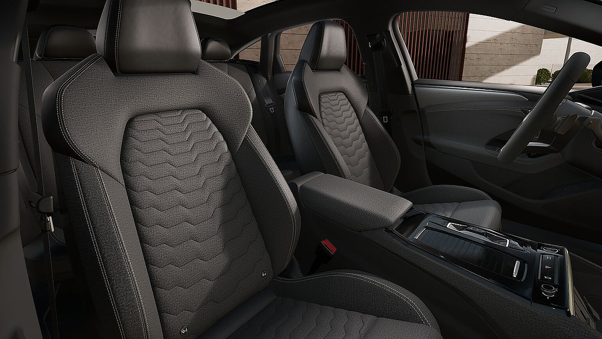 Vordersitze und Mittelkonsole im Innenraum des Audi A6 e-tron