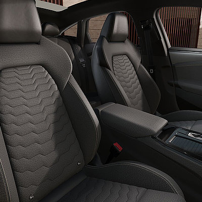 Vordersitze und Mittelkonsole im Innenraum des Audi A6 e-tron