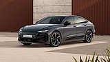 Audi A6 e-tron in Magnetgrau vor moderner Architektur
