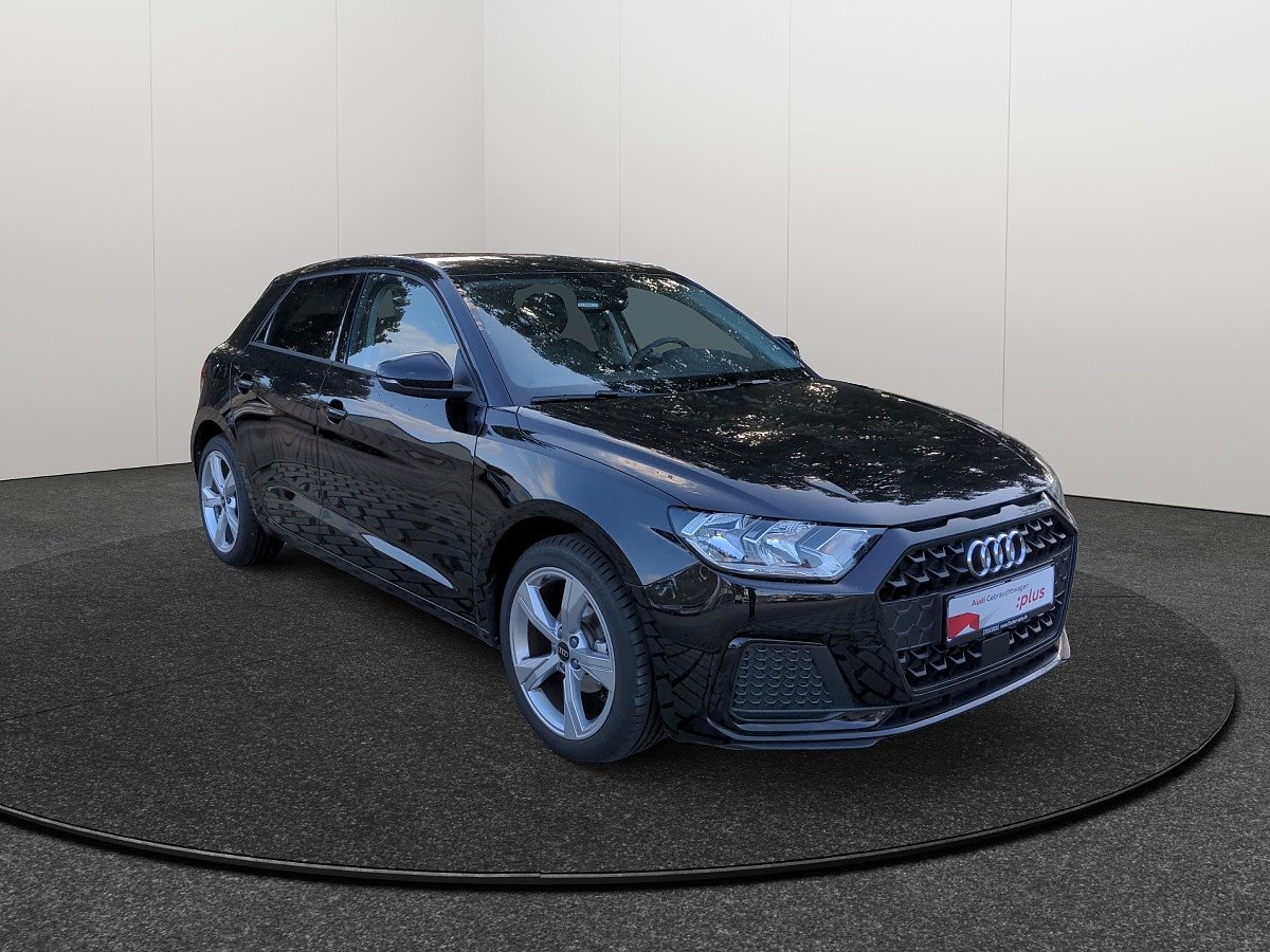 Schwarzer Audi A1 Sportback schräg von vorne