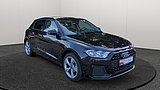 Schwarzer Audi A1 Sportback schräg von vorne