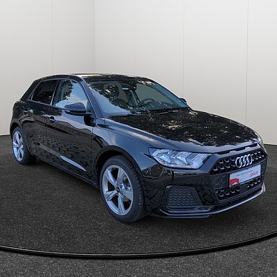Schwarzer Audi A1 Sportback schräg von vorne