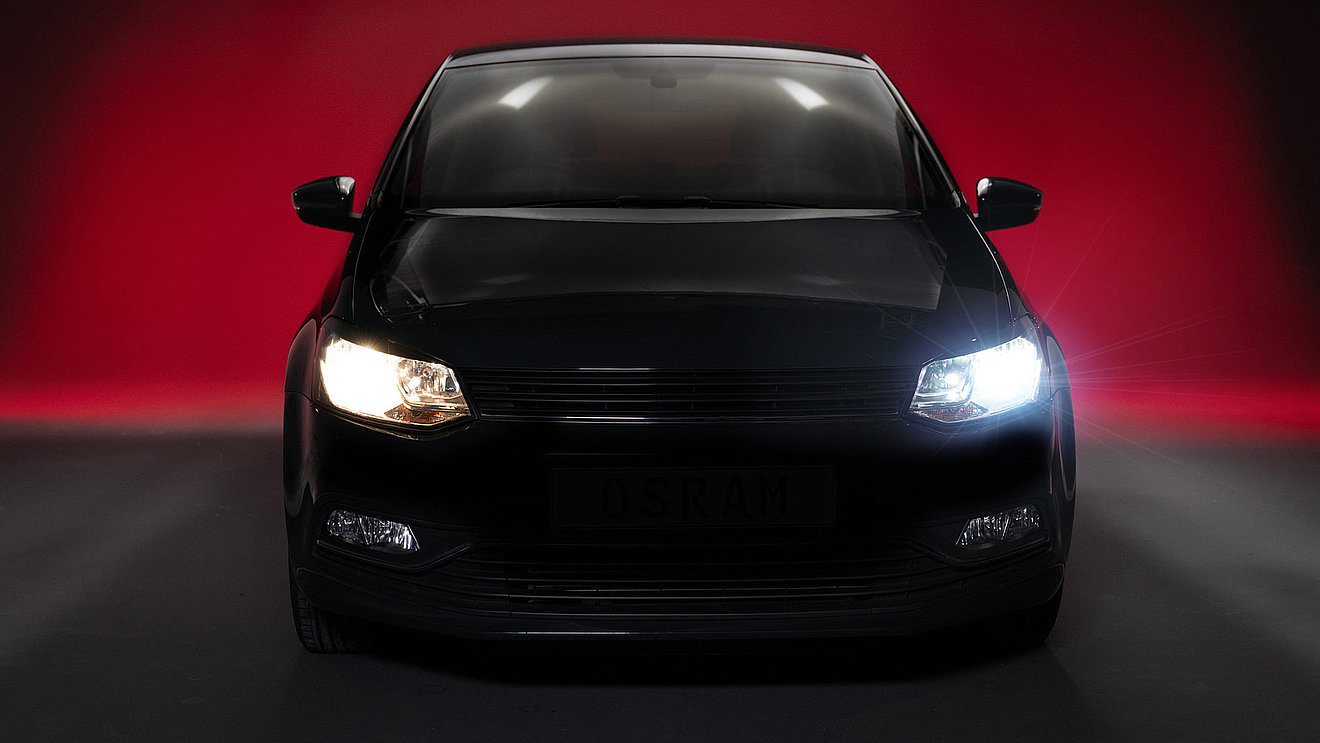 Vergleich von Halogenlicht und OSRAM LED-Scheinwerferlicht an einem Fahrzeug.