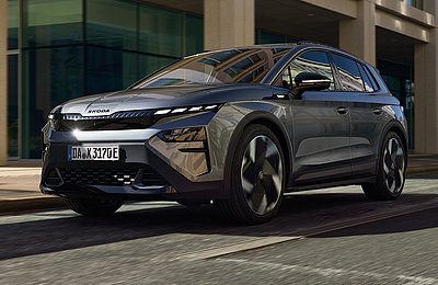 Grauer Škoda Elroq als kompaktes Elektro-SUV für Stadtfahrten und Kurzstrecken