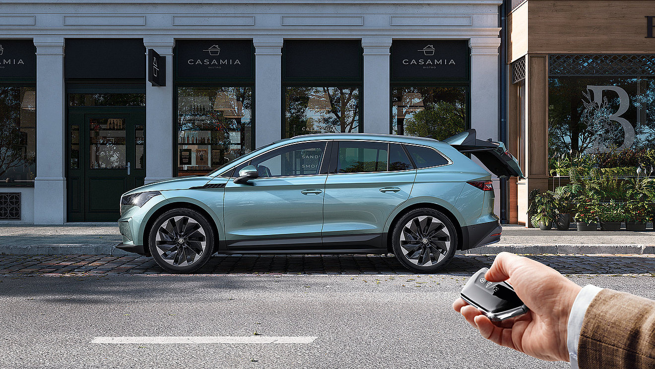 Skoda Enyaq als elektrisches SUV beim Parken vor urbaner Kulisse