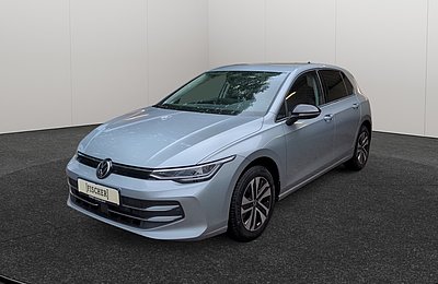Volkswagen Golf 8 in Silber, Frontansicht links schräg auf Studio-Drehplattform