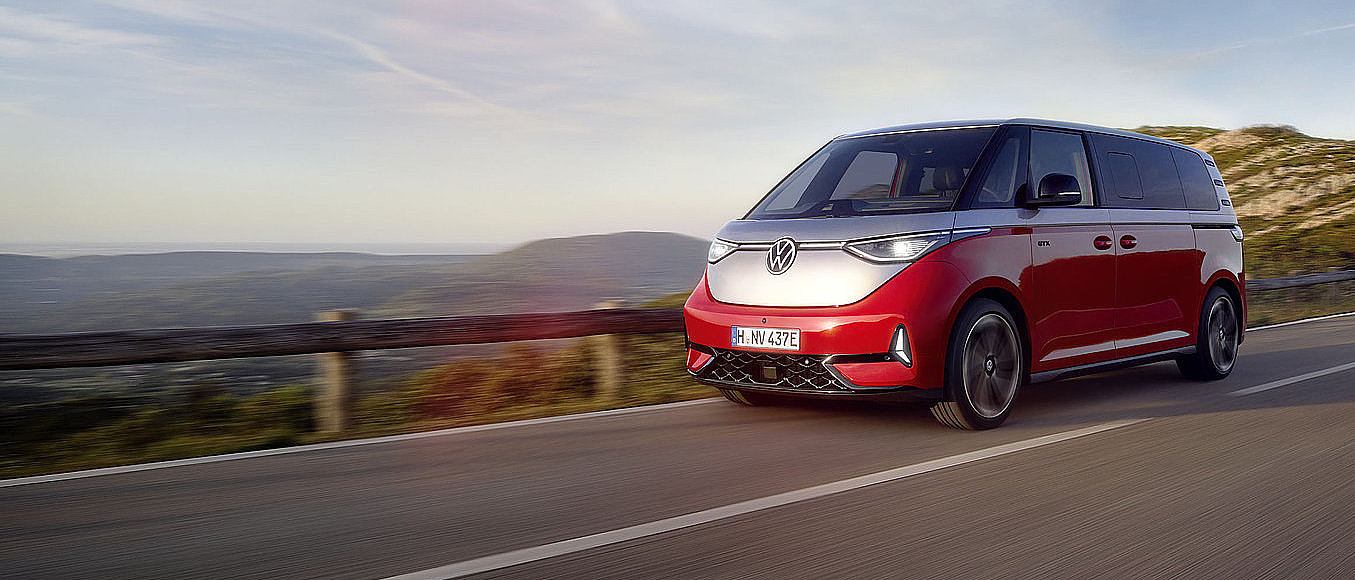 Volkswagen ID. Buzz GTX auf einer Straße in Berglandschaft