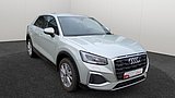 Weißer Audi Q2 SUV in schräger Frontansicht von der Seite