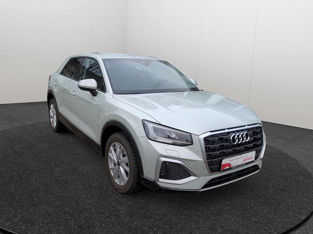 Weißer Audi Q2 SUV in schräger Frontansicht von der Seite