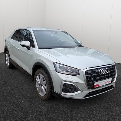 Weißer Audi Q2 SUV in schräger Frontansicht von der Seite