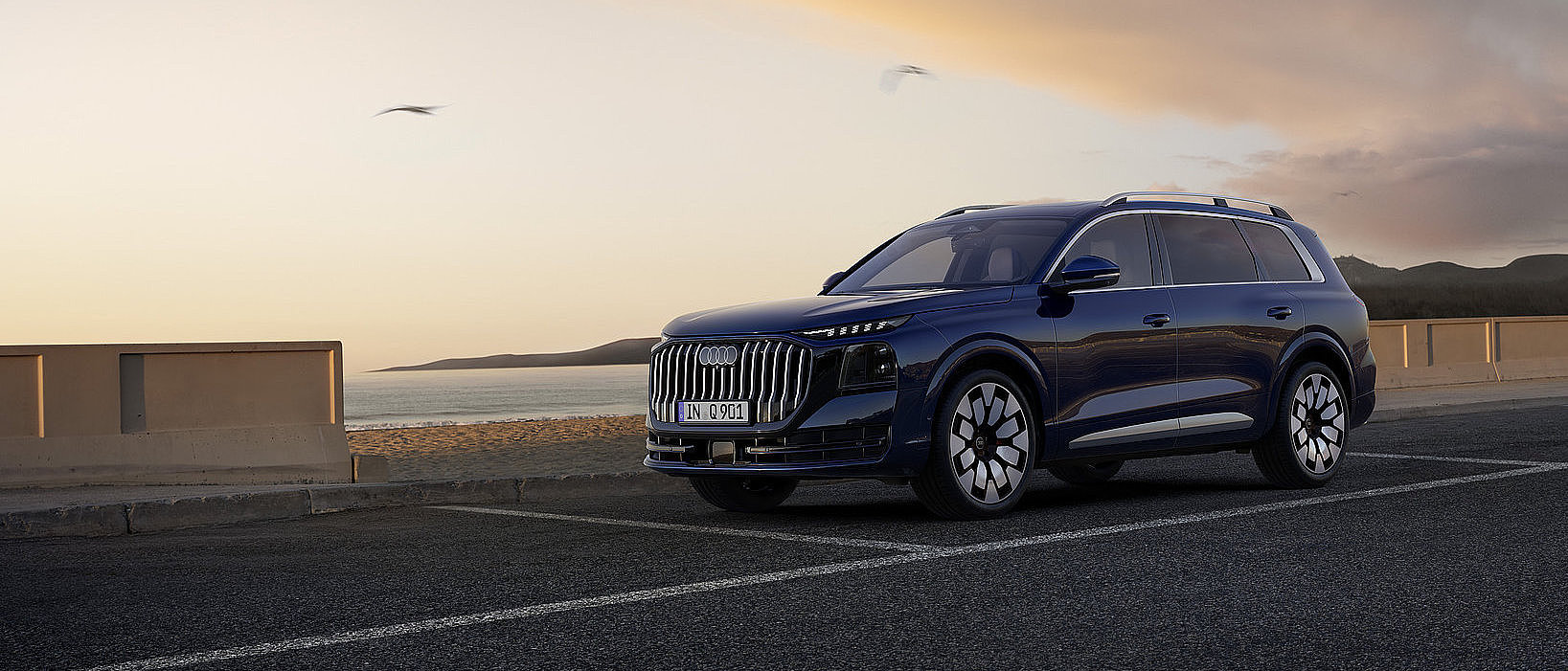 Audi Q9 blau auf einer Straße Audi Q9 blau auf einer Straße
