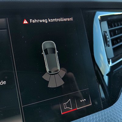 Audi A1 Sportback Infotainment-Display mit Parkassistent und Fahrweg-Hinweis