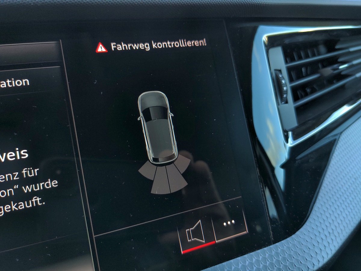 Audi A1 Sportback Infotainment-Display mit Parkassistent und Fahrweg-Hinweis